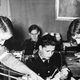 Construyendo juguetes para Navidad (nazi) en 1943. Getty